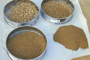 草碳颗粒筛分现场